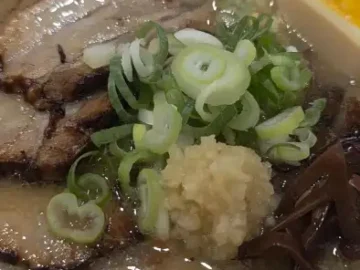 진한 돈코츠 국물에 풍성한 차슈와 파가 올라간 라멘