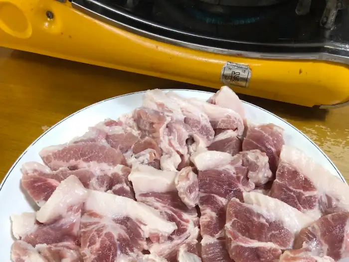 신선한 돼지고기 덩어리