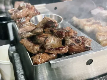 금돈집 광명하안점에서 제공되는 두툼하게 썰린 삼겹살이 불판 위에서 구워지고 있는 모습