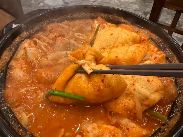 호랑이굴 과천점 곱창전골 푸짐한 곱과 함께 끓고 있는 모습