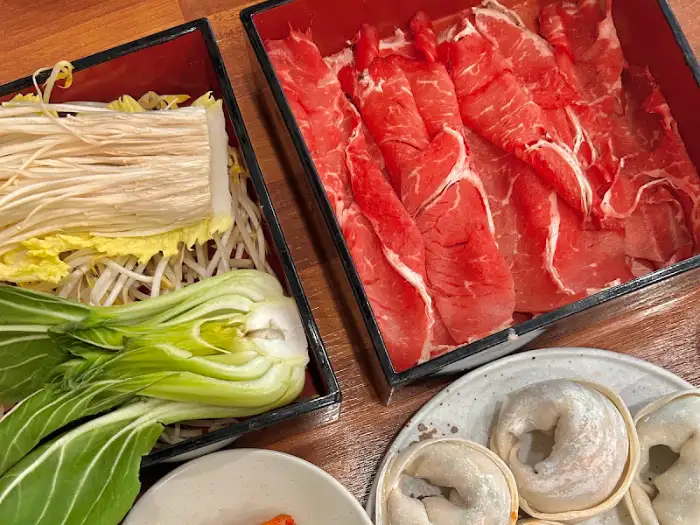 신선한 채소와 버섯이 듬뿍 담긴 만두전골