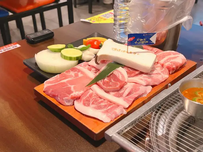 돼지새마을본부 본오직영점 숯불 위에서 구워지는 고기