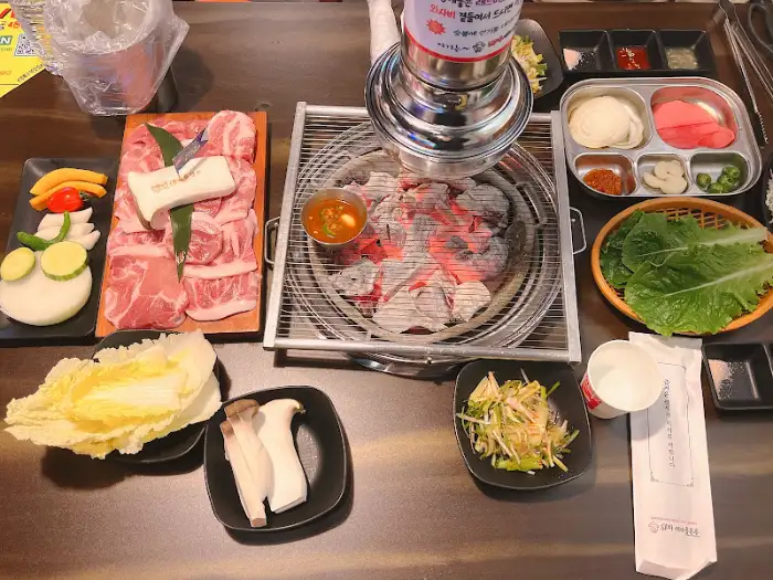 돼지새마을본부 본오직영점 상차림 전체 모습