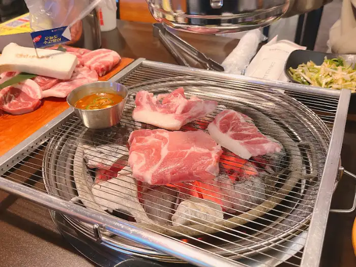 돼지새마을본부 본오직영점 숯불에 구워지는 삼겹살