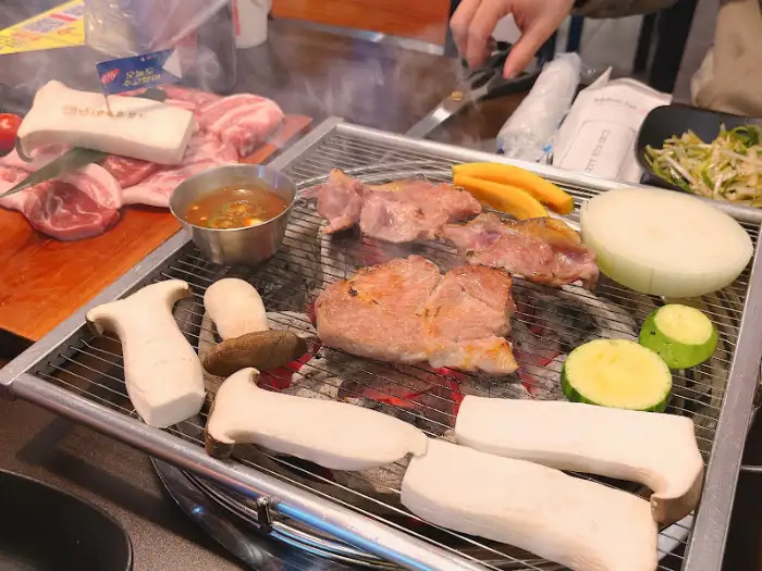 돼지새마을본부 본오직영점 숯불 위에서 익어가는 고기