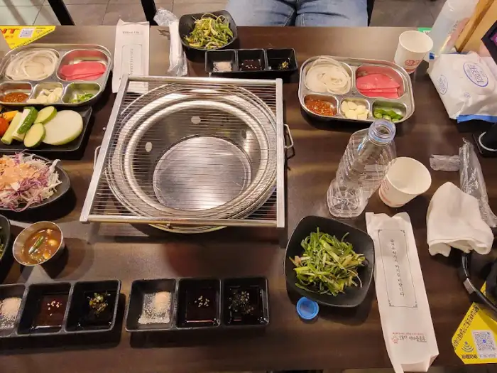 돼지새마을본부 본오직영점 테이블 세팅