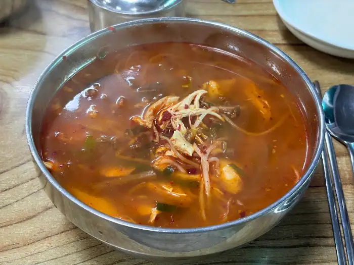 장춘닭개장 뚝배기에 담긴 푸짐한 닭개장 모습