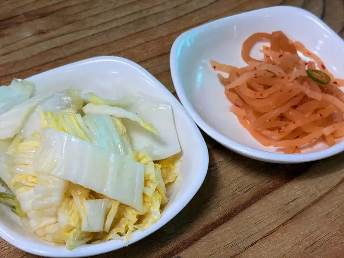 장춘닭개장 백김치와 무생채 반찬