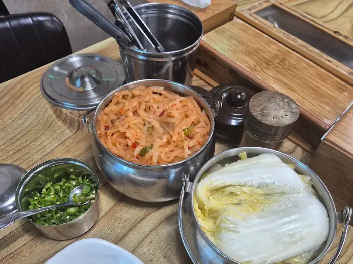 장춘닭개장 테이블에 차려진 반찬과 양념통