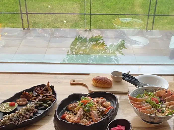 평대앓이 테이블, 다양한 요리와 빵, 컵 등이 세팅된 모습
