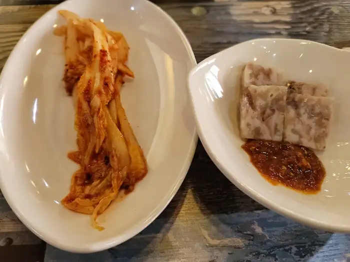 입암손두부의 맛깔스러운 김치와 두부 요리