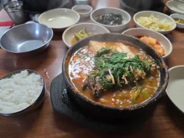 별난명태 본점의 푸짐한 섞어탕 한상차림