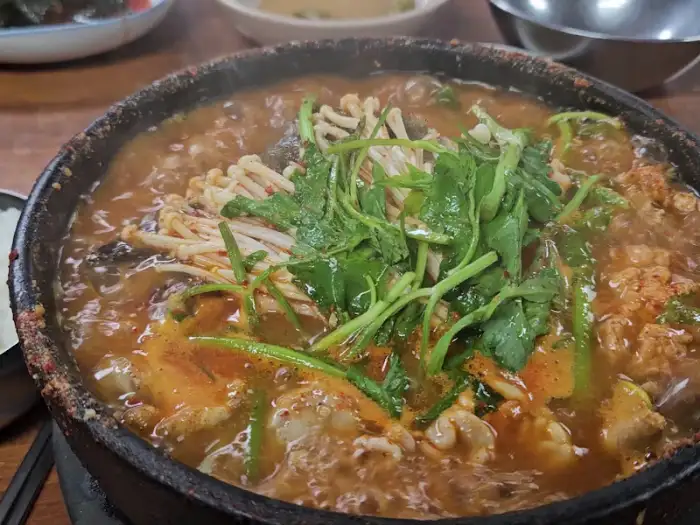 별난명태 본점 섞어탕의 푸짐한 명태살과 알, 곤이