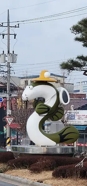 남원추어탕거리의 특징적인 미꾸라지 캐릭터 조형물