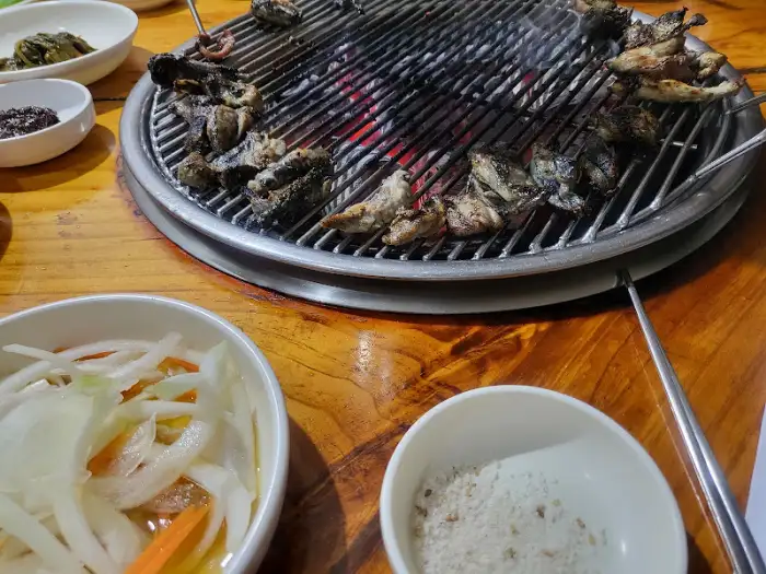 양구 장수오골계 숯불 위 오골계와 곁들임 반찬