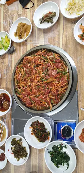 무주 산성가든의 오리불고기, 잘 양념된 고기와 각종 채소가 어우러진 모습