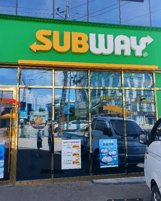 써브웨이 영천점의 밝은 녹색 간판과 전면부 모습
