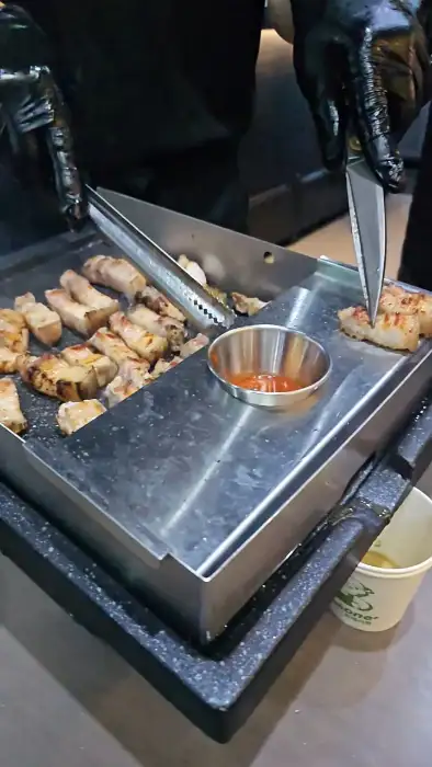 금돈집 광명하안점에서 직원이 능숙하게 고기를 잘라주고 있는 모습
