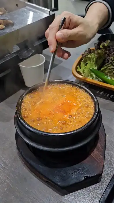 금돈집 광명하안점에서 보글보글 끓고 있는 된장술밥