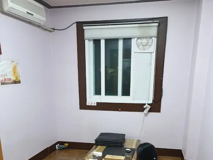 다래정 내부의 창문과 테이블