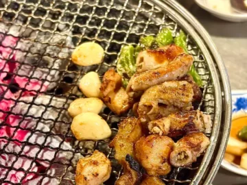 숯불 위에서 맛있게 익어가는 백호양대창 이수점의 곱창과 마늘