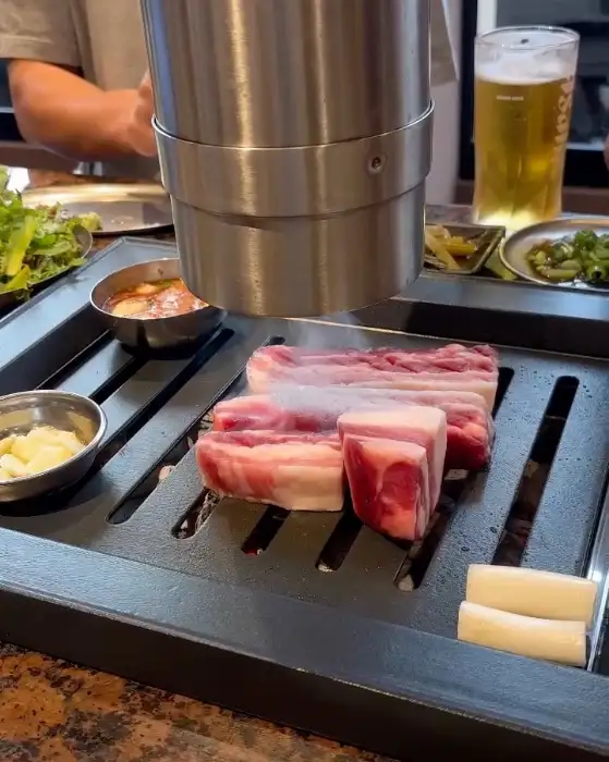 돝돝에서 제공되는 신선한 고기 덩어리들