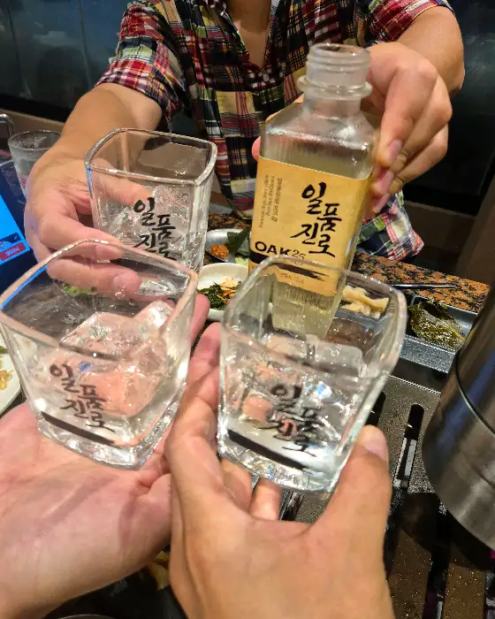돝돝에서 제공되는 특별한 술과 예쁜 잔