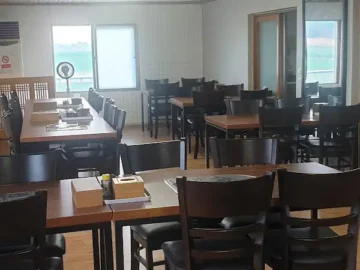 새맛집 내부 테이블 세팅 모습