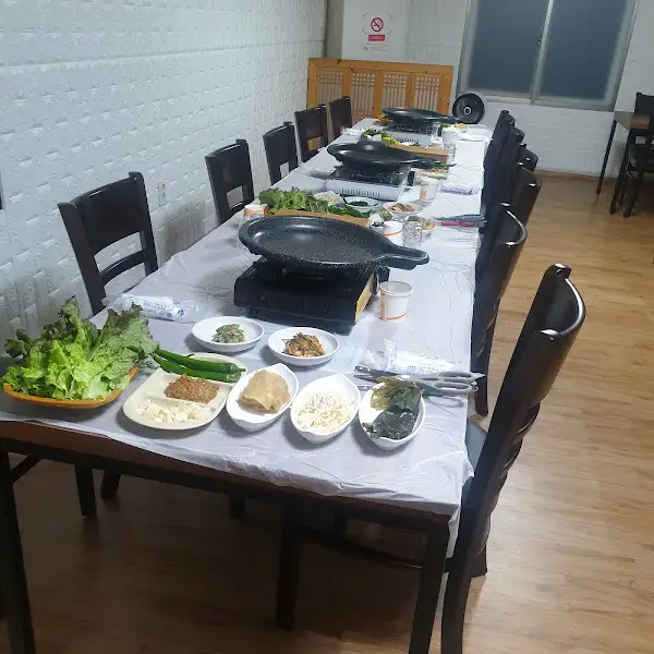 새맛집 테이블에 차려진 음식과 밑반찬