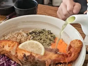 연어 오차즈케 위에 따뜻한 육수를 붓는 모습