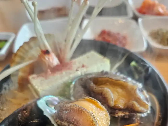 삼척전복해물뚝배기 메인 메뉴 모습