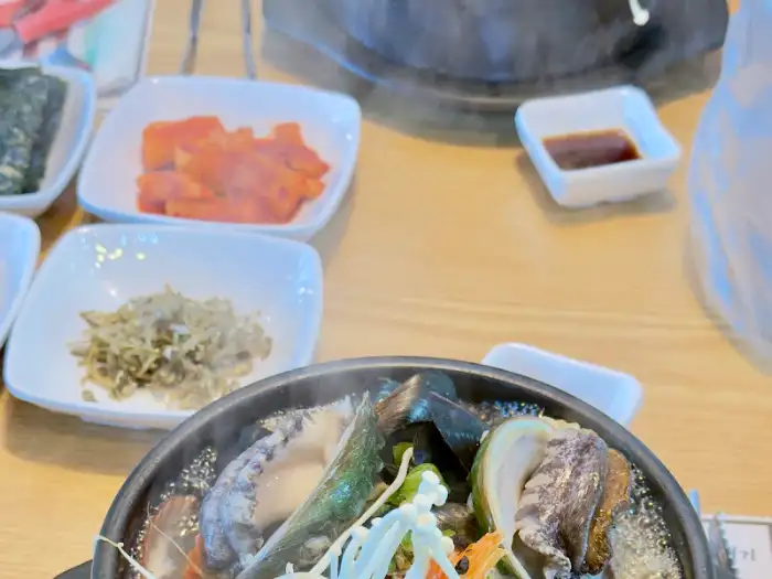 삼척전복해물뚝배기 해산물 상세 모습