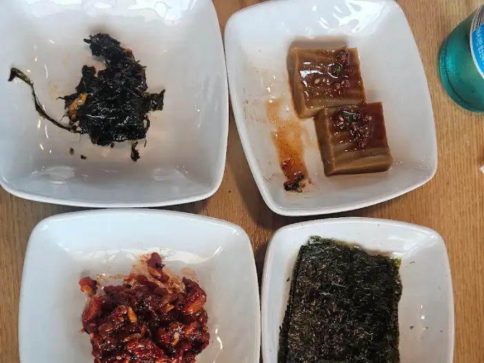 삼척전복해물뚝배기 밑반찬 구성