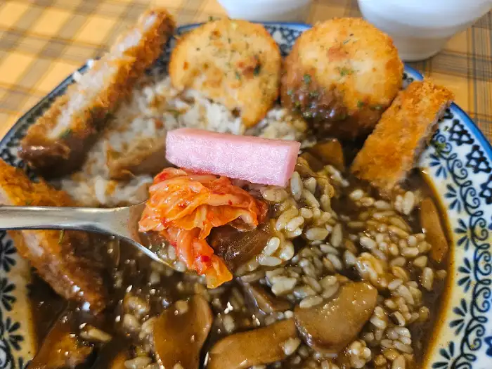 김치와 함께 떠먹는 삼촌식당 카레