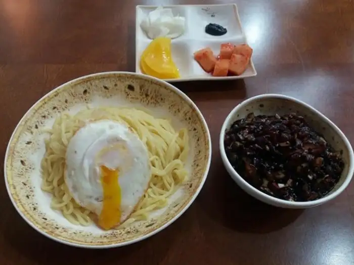 계란 후라이가 올라간 삼거리반점 간짜장