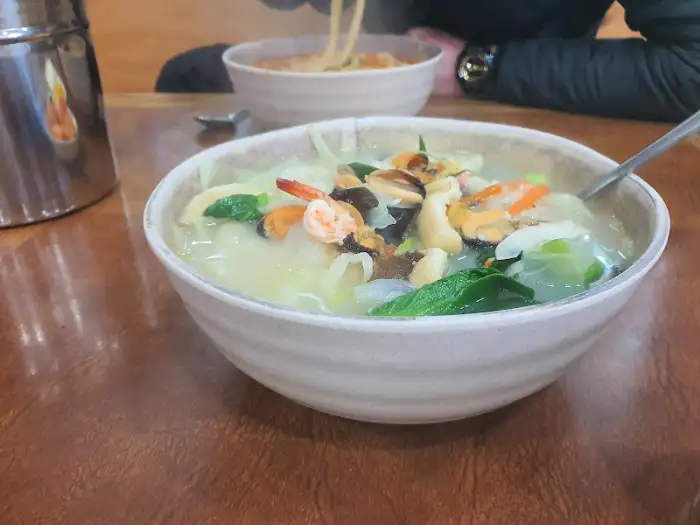 홍합과 새우가 풍성하게 담긴 삼거리반점 짬뽕