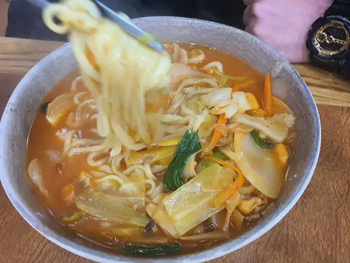 면을 건져 올리는 삼거리반점 우동