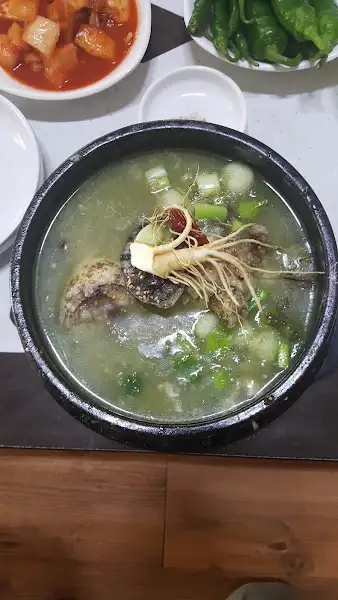 삼계탕 속 부드러운 닭고기와 인삼, 대추
