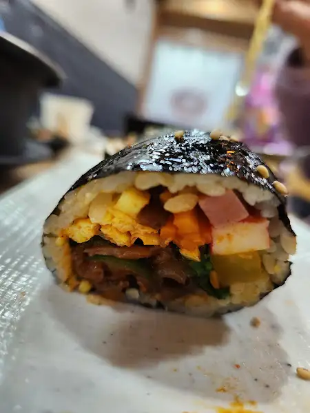 신선한 재료로 가득 찬 삼시세끼 김밥