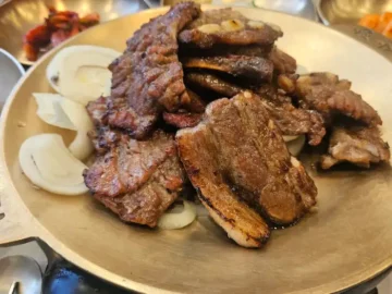산장가든 석갈비 플레이트와 양파 슬라이스