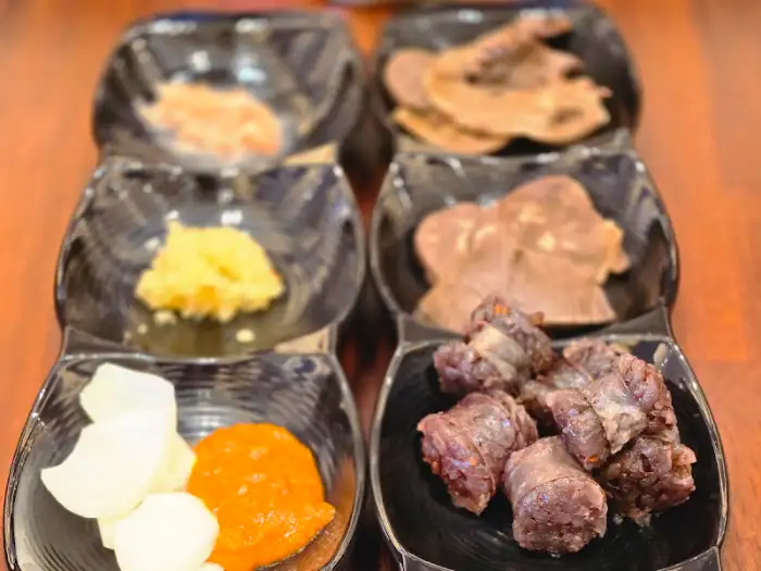 산더미미성돼지국밥 울산 명촌점의 푸짐한 밑반찬 구성