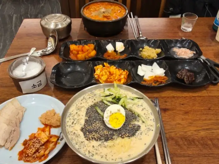 산더미미성돼지국밥 울산 명촌점의 푸짐한 식사 한상차림