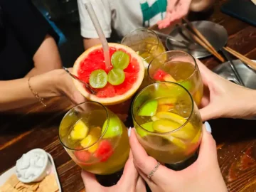 다양한 과일이 띄워진 상큼한 샹그리아
