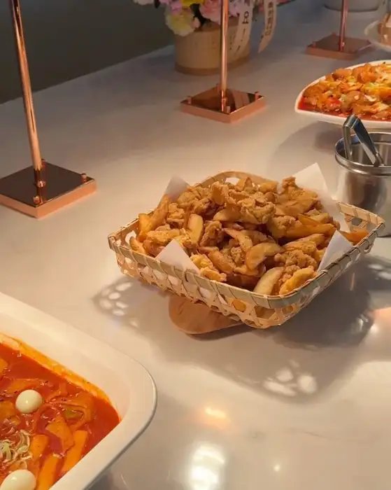 상하이가든 샐러드바의 다양한 튀김 요리와 떡볶이
