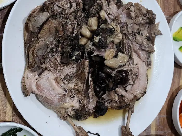 푸짐하게 담겨 나온 능이 오리 백숙