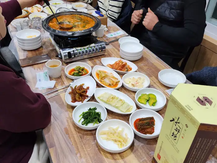 테이블 가득 차려진 푸짐한 식사 상차림