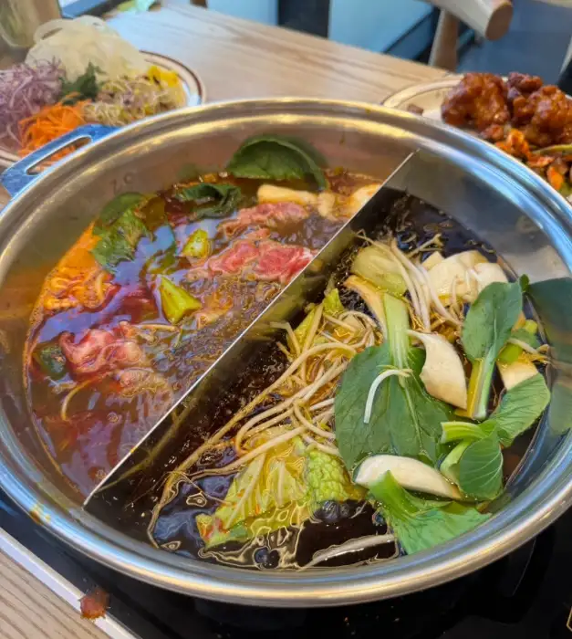 샤브샤브 육수에 끓고 있는 신선한 채소와 소고기