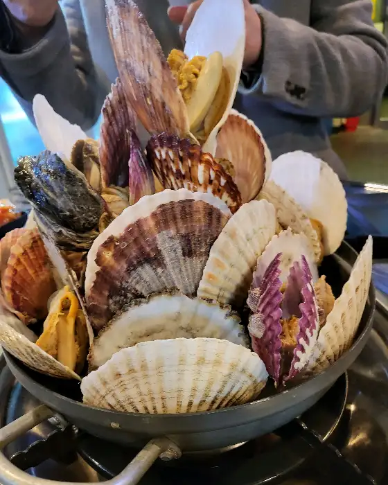 복지순두부에서 제공되는 다양한 해산물 요리