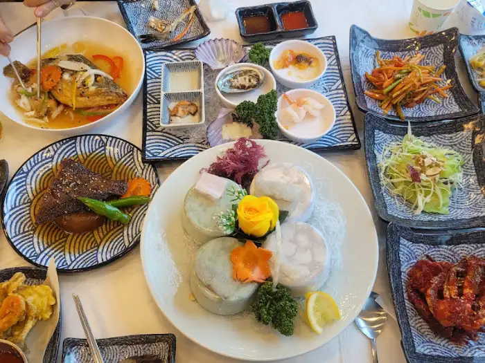 다채로운 해산물 요리와 곁들임 메뉴, 풍성한 식사 경험