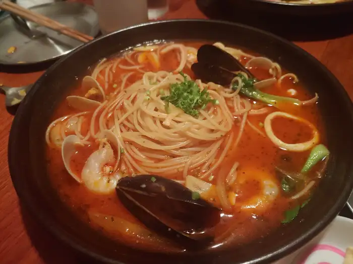 해산물이 풍성하게 들어간 토마토 파스타